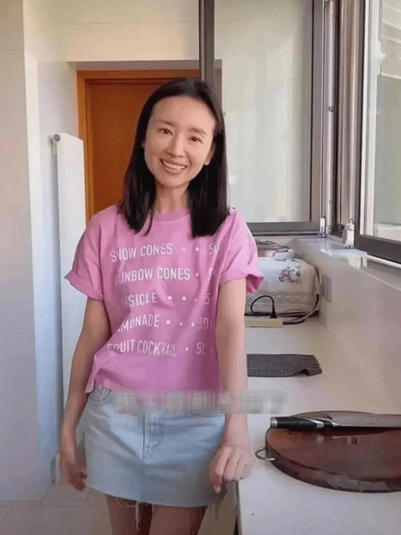 Chấp nhận với nhan sắc thực tại, hình ảnh này của Đổng Khiết trông rất chân thực. Chính điểm này, Đổng Khiết lại thu hút nhiều người hâm mộ hơn. Xét cho cùng thì không có nhiều sao nữ có thể dám đối diện thực tại như Đổng Khiết. Tuy đã có tuổi và có nhiều khuyết điểm trên khuôn mặt nhưng cô ấy đã vượt qua rất nhiều người về phong cách ăn mặc.