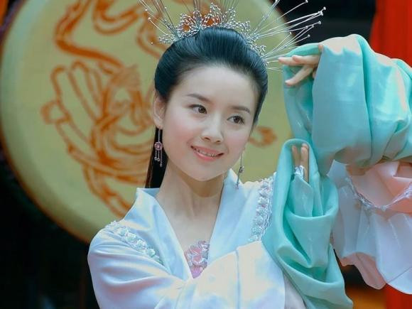 Thế nhưng, nhưng bước vào tuổi ngoài 40, ngoại hình của Đổng Khiết khiến nhiều người bất ngờ khi xuống sắc không phanh. Nhiều khán giả nhận xét, so với nhiều đồng nghiệp cùng lứa và so với hình ảnh trong quá khứ của Đổng Khiết, nữ diễn viên để lộ dấu vết tuổi tác khá rõ ràng, gương mặt thiếu sức sống. Cô không còn giữ được vẻ ngoài trong trẻo, đáng yêu nổi tiếng một thời. Không ít khán giả bày tỏ sự thất vọng về ngoại hình của Đổng Khiết và cho rằng, cô nên chăm chút, nghỉ ngơi nhiều hơn.