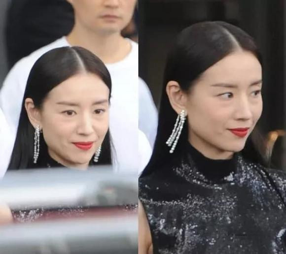 Có lẽ ở độ tuổi này, nhiều người nổi tiếng sợ phải đối mặt với hiện trạng nhan sắc lão hóa của mình và coi việc già đi thực sự rất nghiêm trọng. Đặc biệt đối với những nhân vật của công chúng cần ăn ảnh rất lo lắng về khuyết điểm của mình. Nhưng Đổng Khiết thì khác, dù đã già nhưng cô ấy cũng không sợ lộ khuôn mặt nhăn nheo và khô khan chút nào.