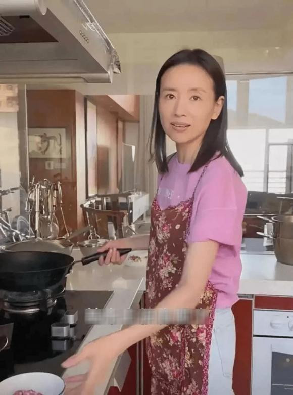Có thể thấy Đổng Khiết đang ở nhà, cách ăn mặc của cô ấy cũng rất đơn giản và không trang điểm. Thực ra Đổng Khiết khá dũng cảm, ở độ tuổi của cô, có bao nhiêu người có thể làm được, dám mặc loại áo ngắn tay màu hồng này.