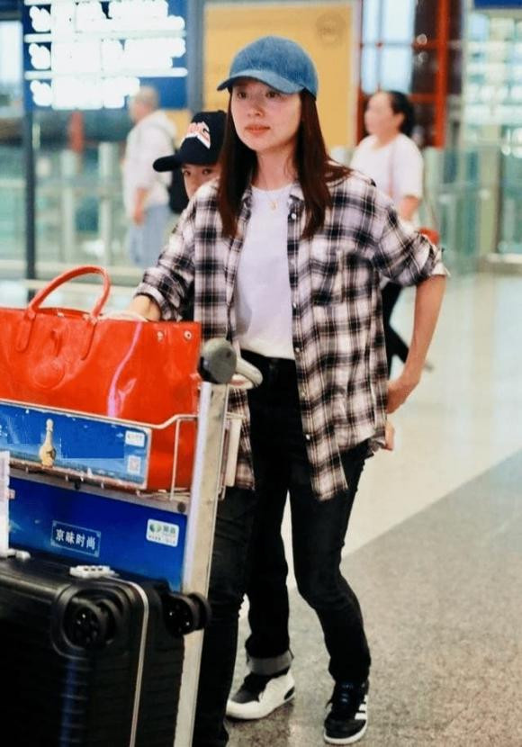Chiếc áo sơ mi kẻ sọc trắng đen và quần jean của nữ diễn viên thực sự rất đẹp. Hơn nữa khí chất trên người của cô cũng khác trước, chẳng trách người ta nói Đổng Khiết là người rất thời trang khi xuất hiện trong đám đông, nhìn khác hoàn toàn với lúc ở nhà với bộ dạng ăn mặc lôi thôi.