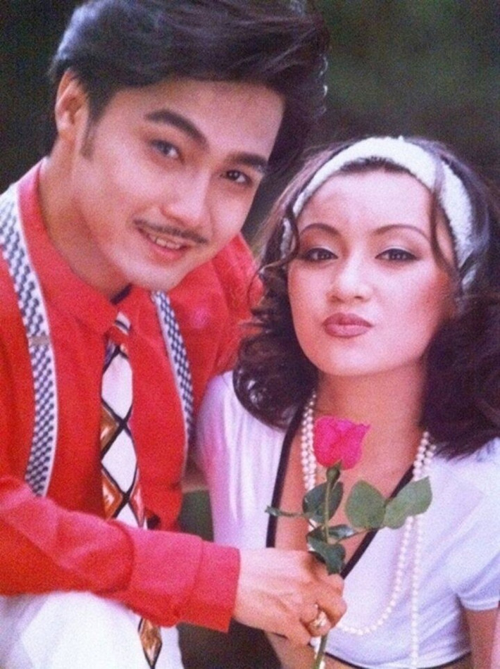 Xinh đẹp, tài năng và nổi tiếng nhưng sau khi gắn bó với Lý Hùng cả trên màn ảnh lẫn ngoài đời, tình duyên của Y Phụng cũng lận đận không kém 2 "nữ hoàng ảnh lịch" nói trên. Năm 2012 cô công bố ly hôn chồng sau 7 năm gắn bó. Hiện đã tái hôn và có 1 con gái xinh xắn, Y Phụng dường như đã tìm được bến đỗ bình yên sau nhiều sóng gió.