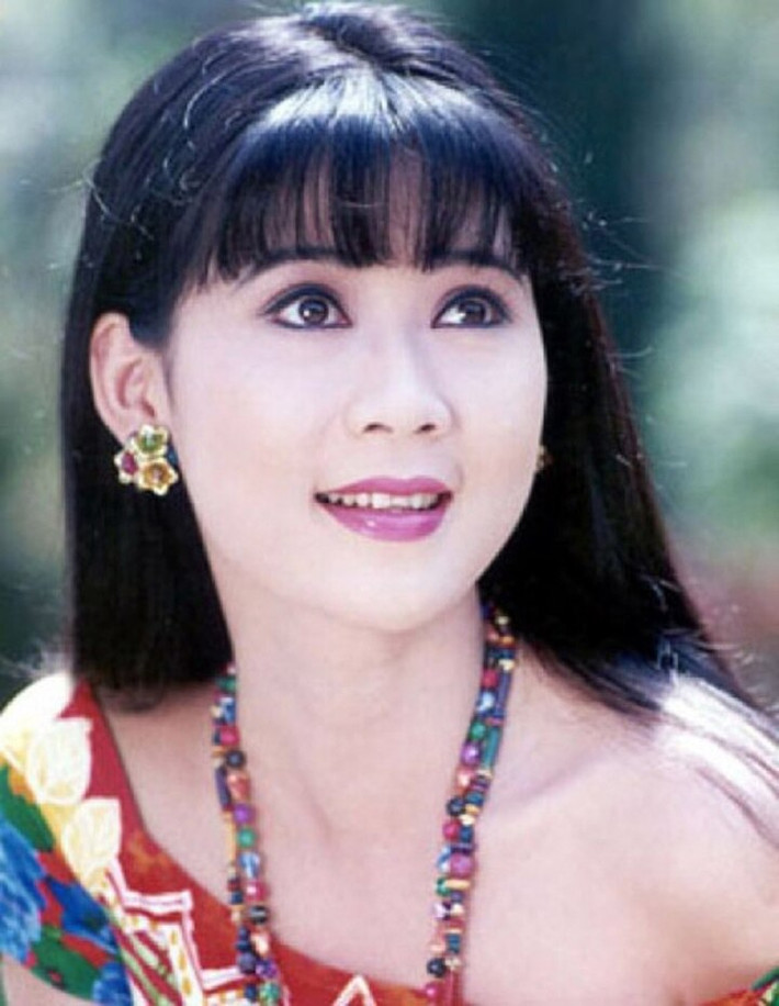 Tuy nhiên, "người tình màn ảnh" của Lý Hùng lại có đường tình duyên khá lận đận. Giữa thập niên 90, Diễm Hương gặp cú sốc tình cảm khiến cô từ bỏ ánh hào quang sân khấu, ra nước ngoài định cư. Đến tận bây giờ, hiếm khi Diễm Hương xuất hiện trước công chúng.