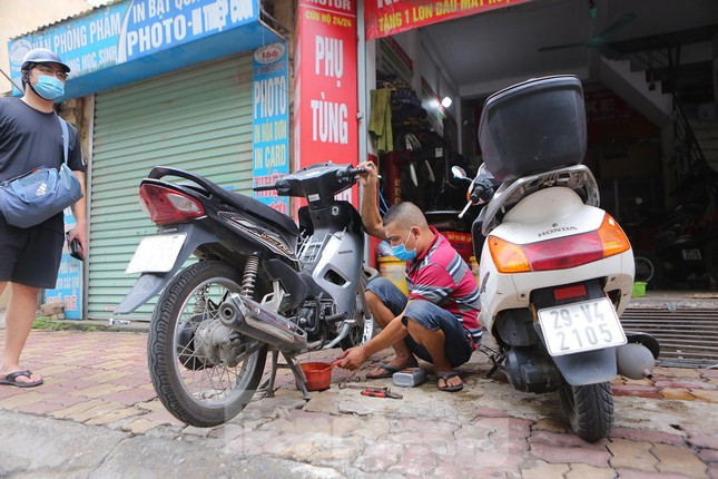 Ngày cuối tuần, trên địa bàn các quận, huyện, thị xã "bình thường mới", nhiều cửa hàng sửa chữa xe máy tập nập khách.