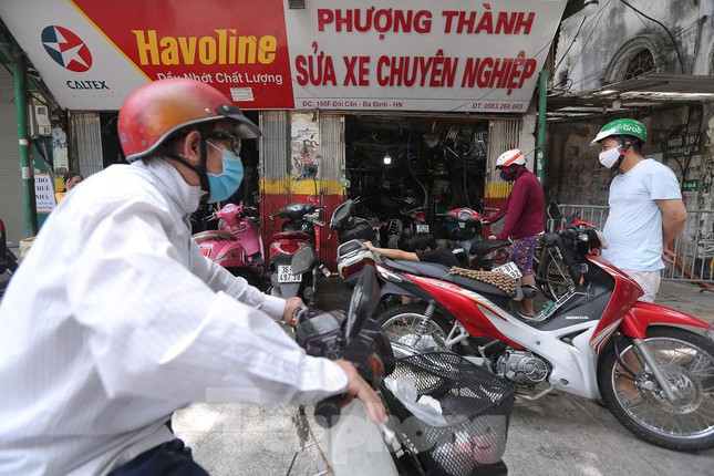 Các thợ sửa xe luôn chân luôn tay làm việc, chỉ tranh thủ ăn cơm trưa chớp nhoáng, để kịp tiến độ trả xe cho khách.