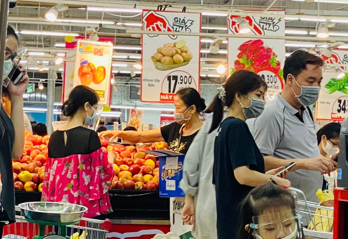 Khu vực bán rau quả và thực phẩm rất đông khách.