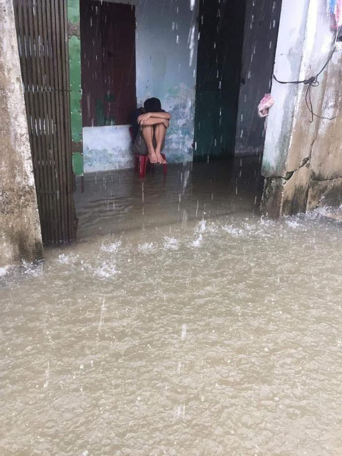 Một số vị trí nước tràn vào nhà dân bà con phải di chuyển tài sản lên khu vực cao tránh bị ngập úng. (Ảnh: Vietnamnet)