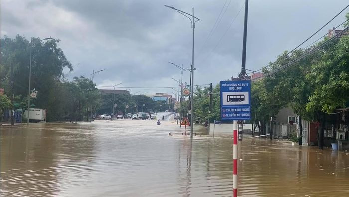 Lượng mưa đo được tại khu vực này từ 7h - 9h sáng nay (14/9) gần 100mm. (Ảnh: Vietnamnet)