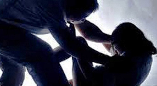 Đêm 18/8/2019, "bóng ma" cắt đứt sợi dây thừng neo giữ cửa chính căn nhà của người phụ nữ họ Nguyễn, 23 tuổi, trú ở thôn Mỹ Tân 1, xã Thanh Hải. Nạn nhân chưa kịp kêu la cầu cứu thì hung thủ đã dí dao vào cổ đe dọa sát hại rồi đẩy chị ngã xuống giường để giở trò hiếp dâm. (Ảnh minh họa)