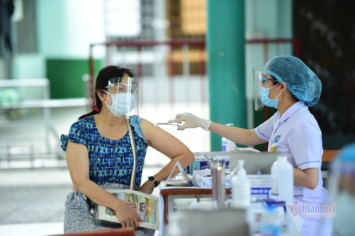 Nhiều người đến tiêm vắc xin trong tâm lý thoải mái, họ còn khích lệ nhau tiêm mới an toàn