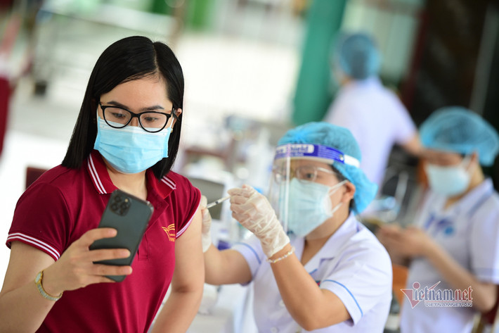 Một cô giáo chụp ảnh, lưu lại kỷ niệm đáng nhớ của mình sau khi tiêm vắc xin