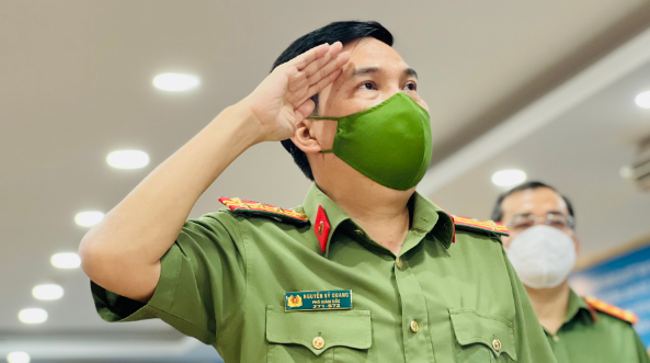 Tháng 10/1988 đến tháng 3/2009, ông gia nhập lực lượng CAND, là học viên chính quy Trường Đại học ANND. Sau khi tốt nghiệp, được phân công về Công an TP HCM và được bố trí làm công tác nghiệp vụ an ninh và lần lượt giữ các chức vụ: Phó đội trưởng, Đội trưởng Phòng Bảo vệ Chính trị 4 Công an TP HCM.