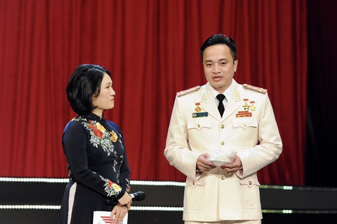 Rất nhiều chiến công đáng ghi nhớ của đại tá Mai Hoàng, điển hình như: tham gia 9/9 giai đoạn của Chuyên án 279LL, với 106 lần vào rừng trinh sát và đấu tranh với các toán, nhóm đối tượng có vũ trang mua bán, vận chuyển trái phép các chất ma túy qua biên giới (giai đoạn 2014-2017); trực tiếp tham gia bắt tử tù đặc biệt nguy hiểm Nguyễn Văn Tình bỏ trốn khỏi Trại giam T16 (năm 2017); trực tiếp tham gia từ khâu lập án, trinh sát, đến khâu đấu tranh phá án Chuyên án 18TN, 19TN về đấu tranh Chuyên án truy bắt đối tượng truy nã đặc biệt nguy hiểm tại địa bàn xã Lóng Luông, huyện Vân Hồ, tỉnh Sơn La.