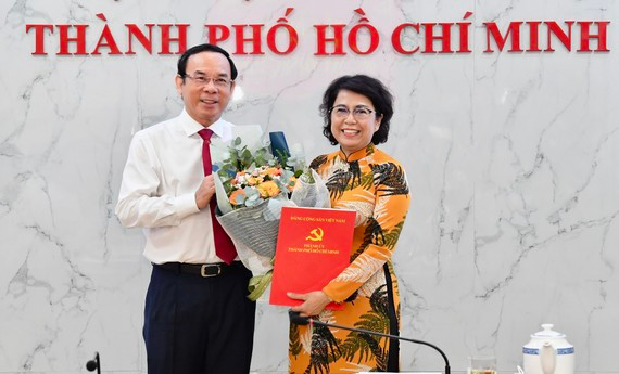 Sáng 29/7, tại lễ công bố và trao quyết định cán bộ, ông Nguyễn Văn Nên, Ủy viên Bộ Chính trị, Bí thư Thành ủy TP HCM đã trao quyết định của Ban Thường vụ Thành ủy TP HCM điều động, phân công, chỉ định bà Tô Thị Bích Châu, Ủy viên Ban Thường vụ Thành ủy, Bí thư Đảng đoàn, Chủ tịch Ủy ban MTTQ Việt Nam TP HCM, tham gia Ban Chấp hành Đảng bộ, Ban Thường vụ Quận ủy, giữ chức Bí thư Quận ủy quận 1, nhiệm kỳ 2020-2025.
