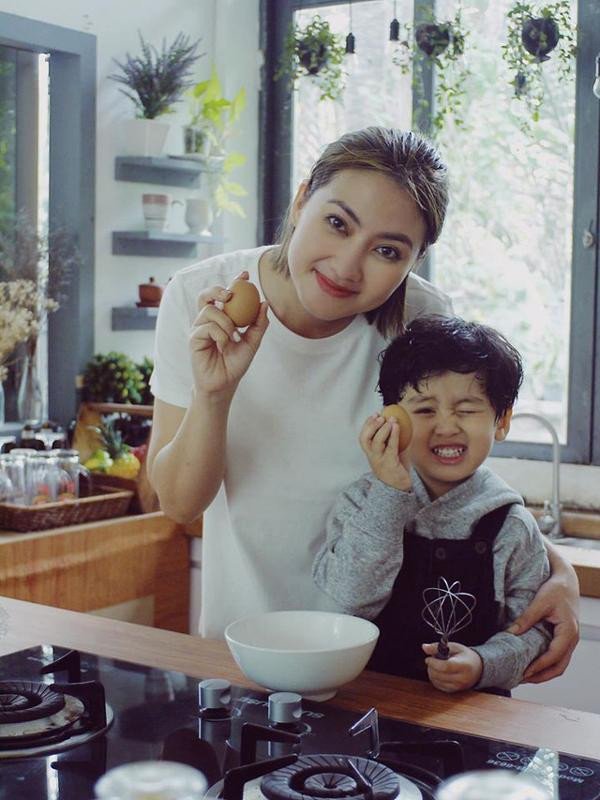 ù gặp nhiều trắc trở trong tình yêu nhưng Ngọc Lan khẳng định, trong chuyện tình yêu cô vẫn còn rực lửa và nồng cháy nhưng để chọn người gắn bó thì sẽ rất cẩn trọng, đặc biệt khi cô đã có con trai.