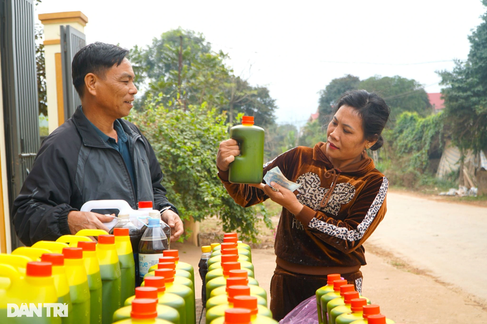 Ông chủ lò nấu mật cho hay, trung bình mỗi ngày gia đình ông sản xuất từ 2 đến 3 tạ mía. Hiện giá bán dao động 16.000-17.000 đồng/lít mật. Ngoài bán tại gia đình, ông Vinh còn nhập mật mía cho một số tỉnh khu vực miền trung và miền bắc. Do giá mía tăng cao, vụ Tết năm nay ông Vinh ước tính thu về ít hơn mọi năm từ 20 đến 30 triệu đồng.