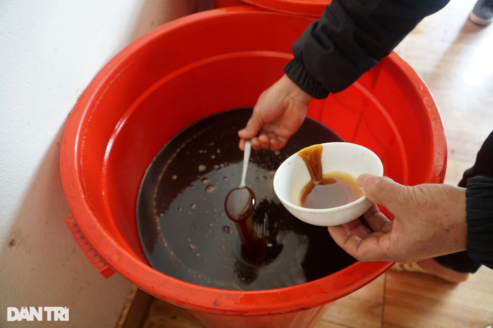 Quá trình nấu mật, người thợ sẽ vớt bỏ lớp bọt ở phía trên rồi dùng vải màn lọc lấy dòng mật sánh mịn.