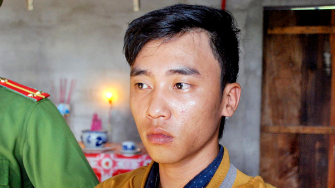 Tại hiện trường, cảnh sát thu được một can nhựa 2 lít màu trắng, bên trong còn sót lượng xăng. Tiến hành xác minh những người mua xăng lẻ vào thời điểm nạn nhân tử vong thì được biết, ngày 15/12/2016, có một người dáng vẻ gầy ốm, độ tuổi ngoài 20 đến mua can nhựa đựng xăng với giá 30.000 đồng. Cơ quan điều tra nhận định, Phan Thành Tâm (SN 1994, trú tại thôn Phú Bình, xã Cam Tân) sinh sống gần hiện trường vụ án và gọi nạn nhân Thanh là mợ là nghi phạm. Đối tượng Tâm thuộc thành phần lêu lổng, thường xuyên tụ tập đàn đúm, nghiện hút cỏ mỹ.