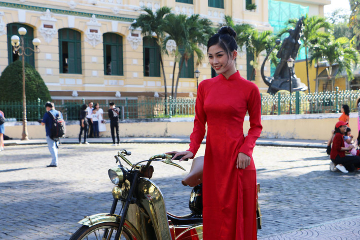Từ sáng, khu vực trung tâm TPHCM như Nhà thờ Đức Bà, đường sách,... đã có rất đông bạn trẻ đến vui chơi, chụp ảnh lưu niệm.