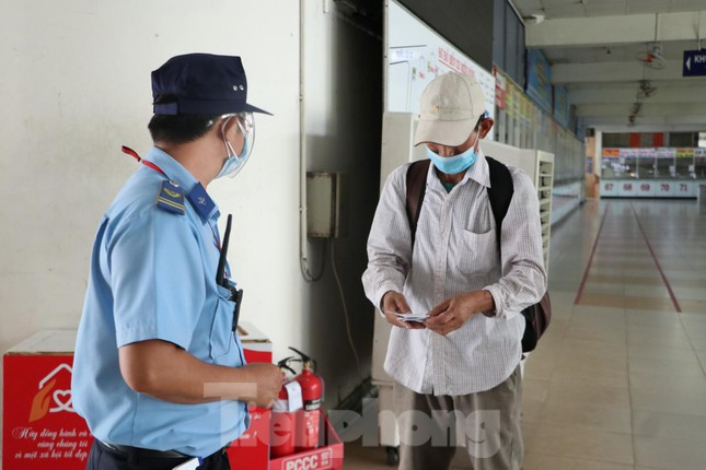 Ông Nguyễn Văn Khiêm đến bến xe từ 8 giờ sáng để mua vé về Đắk Lắk với giá 240 nghìn đồng. Nhưng đến 21h xe mới khởi hành nên ông Khiêm phải ngồi lại ở bến xe để chờ.