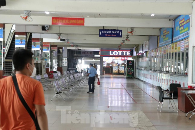 Bên trong bến, các hàng ghế dành cho hành khách trống vắng.