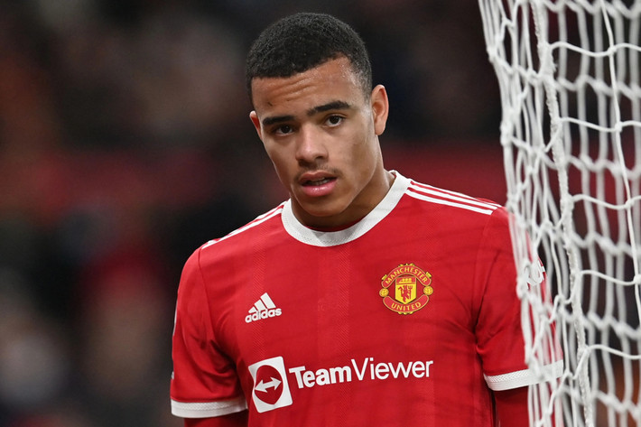 The Sun đưa tin ngày 15/10 (giờ London), cảnh sát đã bắt và tra hỏi Mason Greenwood vì cố tình liên lạc lại với bạn gái cũ Harriet Robson. Trước đó, Robson tố bị tiền đạo của Man United hiếp dâm, hành hung và nhục mạ. "Chúng tôi đã được thông báo về cáo buộc mới liên quan đến một người đàn ông 21 tuổi. Người này đã vi phạm các điều kiện tại ngoại", cảnh sát Manchester cho biết. Ảnh: The Sun.