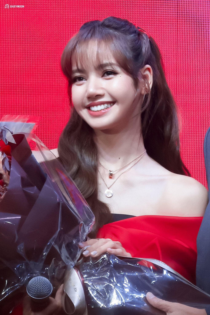 Lisa tên thật là Pranpriya Manobal, sinh ngày 27/3/1997 tại tỉnh Buriram, Thái Lan. Cô là con một trong một gia đình có mẹ là người Thái Lan, còn cha dượng người Thụy Sĩ. (Ảnh: IG)