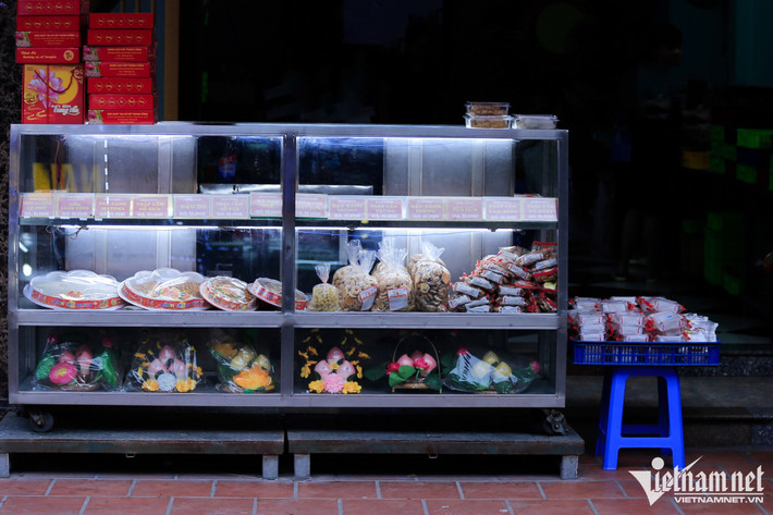 Làng nghề làm bánh kẹo ở Xuân Đỉnh (quận Bắc Từ Liêm) bắt đầu bán bánh Trung thu từ tháng 7 nhưng càng gần dịp Tết Trung thu, càng ít khách ghé thăm. “Lượng khách năm nay còn ít hơn cả đợt dịch năm ngoái. Số lượng bán bán ra nhỏ giọt, gia đình tôi không dám làm nhiều”, chị Ngân (chủ cơ sở) nói.