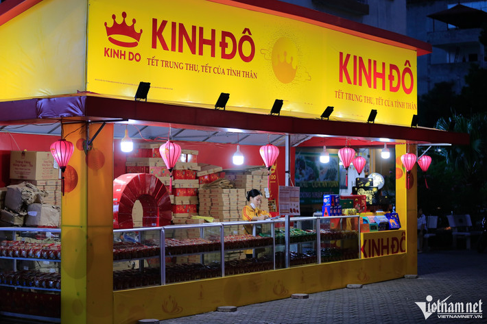 Một thương hiệu quen thuộc cũng chỉ lác đác vài khách ghé mua, trong hơn nửa tiếng phóng viên có mặt tại đây.