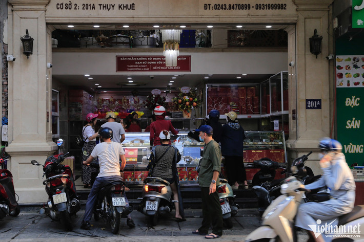 Tuy vậy, cũng có cửa hàng bánh Trung thu ở phố này tấp nập khách ra vào hơn so với các tiệm khác ở gần đó. Cảnh này diễn ra từ chiều tới tối.