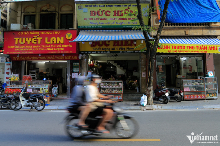 Thụy Khuê (quận Tây Hồ, Hà Nội) là tuyến phố có nhiều cửa hàng bán bánh Trung thu truyền thống. Năm nay các cơ sở kinh doanh tại đây vắng vẻ khách hơn so với cùng thời điểm này các năm trước.