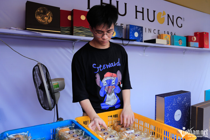Việt Anh (20 tuổi, nhân viên chi nhánh) cho biết, lượng khách rải rác vào nhiều khung giờ khác nhau trong ngày. Đa số mọi người mua để đi biếu. Giá bán lẻ 60.000 đồng/cái, cao hơn với năm trước do nguyên liệu đầu vào tăng. Khách mua cả hộp giá dao động từ 300.000 - 2,5 triệu đồng.
