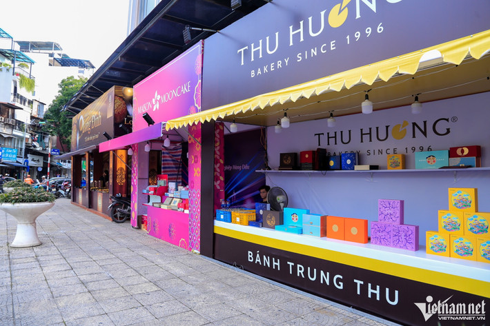 Các ki-ốt bán bánh Trung thu ở các vỉa hè thủ đô cũng trong cảnh đìu hiu cả ngày. Tại ngã tư gần chợ Hàng Da (quận Hoàn Kiếm), nhân viên bán hàng cho biết, trung bình họ chỉ bán được 2-3 hộp bánh mỗi ngày thời điểm này.