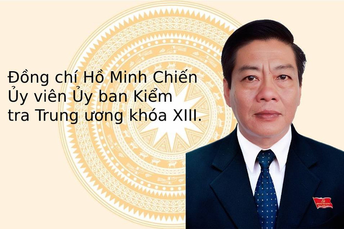Đồng chí Hồ Minh Chiến, Ủy viên Ủy ban Kiểm tra Trung ương khóa XIII. (Đồng chí Chiến đứng giữa, ảnh Báo Cà Mau)