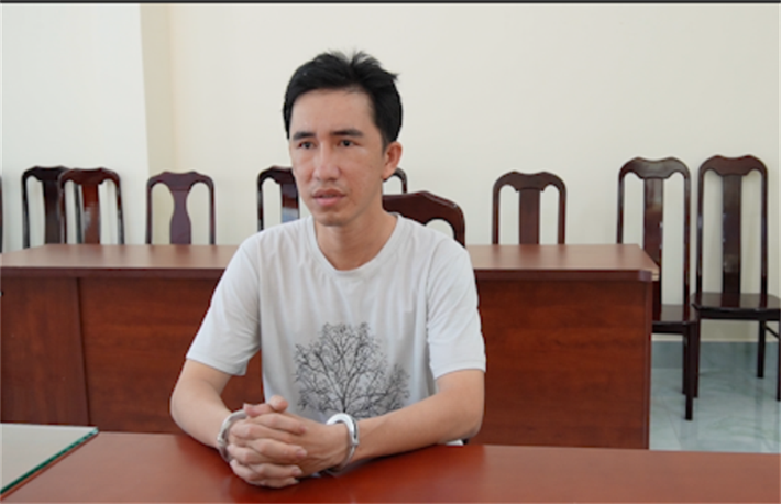 Từ những phân tích trên, cơ quan Công an lập tức tập trung khai thác sâu những mối quan hệ và phát hiện Nguyễn Hữu Thêm, Đỗ Xuân Khánh trước khi xảy ra vụ việc, thường xuyên đến chỗ ở của P.A, nhưng kể từ lúc xảy ra vụ việc thì ngưng giao dịch mua bán, sống khép kín, không giao du với bạn bè. Thậm chí mỗi khi ra vào nhà cũng đều ngó trước, nhìn sau. Từ những nhận định trên, cơ quan Công an quyết định triệu tập Thêm, Khánh lên làm việc. Lúc đầu hai đối tượng này tìm cách quanh co, nhưng trước sự kiên quyết của các điều tra viên, cuối cùng cả hai đã phải cúi đầu nhận tội. (Đối tượng Thêm)