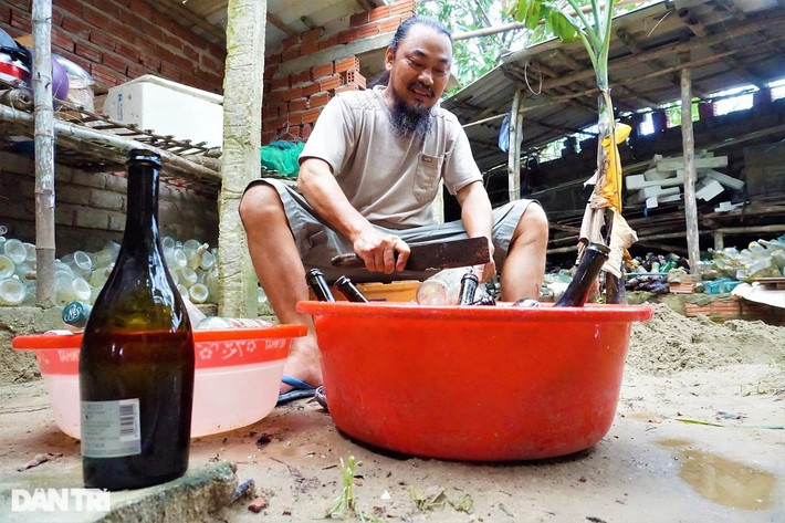 Trước khi dùng vỏ chai làm nhà, ông Linh phân loại kích thước, màu sắc và tiến hành rửa sạch chúng bằng xà phòng.