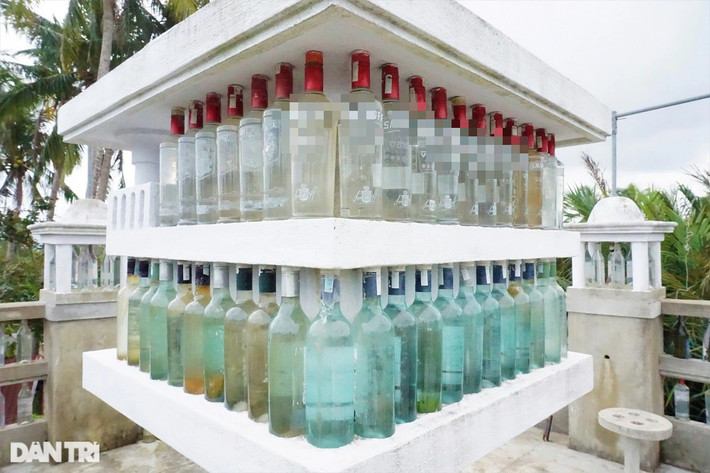 Một kiến trúc phụ trên sân thượng được ông xếp lớp vỏ chai màu trắng, phía trong chứa nước trong suốt, khi trời nắng phát ra màu óng ánh.