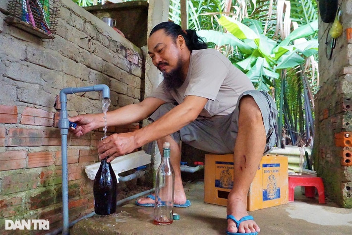 Sau khi rửa sạch, chai được ông đổ nước vào trong rồi đậy nắp lại. Cách làm này tạo cách nhiệt, mùa nắng ngôi nhà sẽ mát mẻ và giúp chai phản chiếu được ánh sáng.