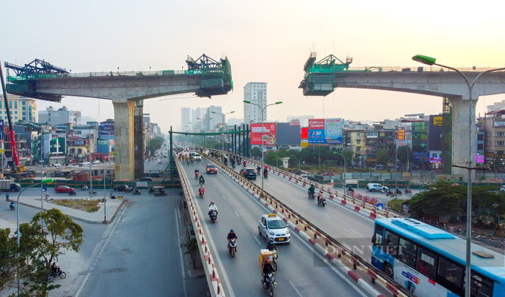 Tại đoạn Ngã tư Vọng, giao thông tại đây được bố trí thành 3 tầng, cao nhất là đường vành đai 2 trên cao với nhịp cầu 28m và dài 90m.