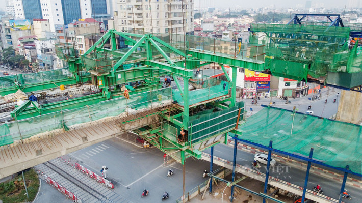 Nhịp cầu với chiều dài 90m này có tổng trọng lượng khoảng hơn 900 tấn bê tông. Để an toàn cho việc thi công, phía dưới được nhà thầu bố trí lưới thép ngăn vật liệu rơi xuống mặt đường.
