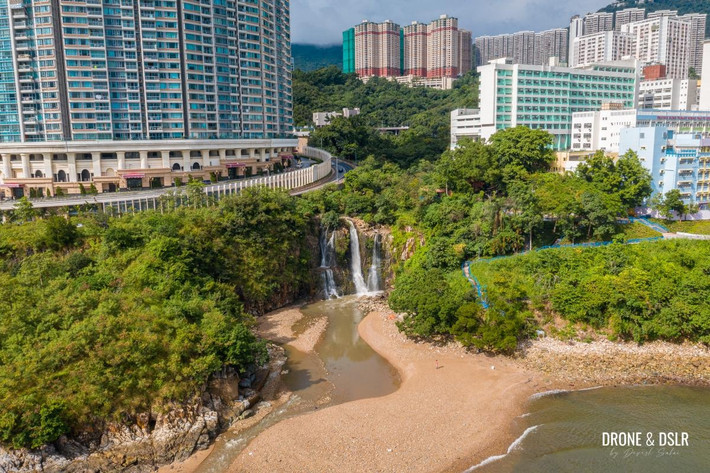 Nằm ở khu vực yên tĩnh phía tây nam đảo Hong Kong, vịnh Waterfall nằm ở chân một ngọn đồi cao, dưới những tòa cao ốc sừng sững. Đi bộ một quãng ngắn từ thác nước trên con đường men theo bờ biển, du khách sẽ thấy một trong những cảnh tượng kỳ lạ nhất Hong Kong. Ảnh: Drone&DSLR.