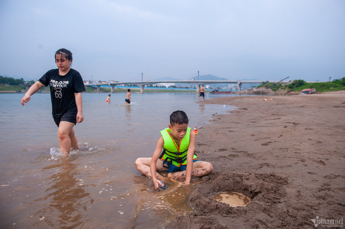 Trẻ nhỏ tha hồ nghịch, đắp cát và chơi các trò chơi.