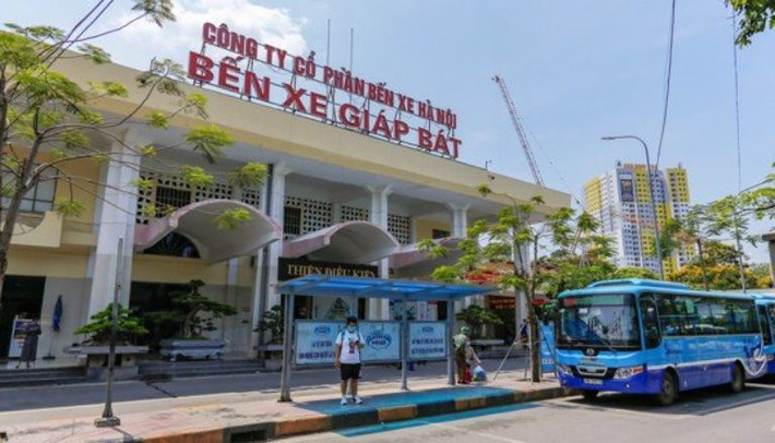 Ông Quảng đã về hưu và hiện đang làm nghề xe ôm ở Bến xe Giáp Bát. Những đồng nghiệp của ông ở bến xe cho biết, tối 28/11, một nam thanh niên ăn mặc bảnh bao, dáng người cao ráo đã thuê ông Quảng chở đi. Hàng xóm của ông cũng cho hay, hôm ấy họ thấy ông lấy áo ấm và nói là để đi làm muộn. Như vậy, nhiều khả năng kẻ dụ được ông chạy đi xa vào lúc khuya khoắt chỉ có thể là người quen. Sau khi trích xuất camera, công an đã tìm thấy nhận dạng của kẻ thuê xe ông Quảng. Đó là một nam thanh niên có dáng cao gầy, nhưng không rõ mặt. Có nhân chứng cho hay, thanh niên này đã từng vài lần bắt xe của ông Quảng. (Ảnh minh họa, nguồn internet)