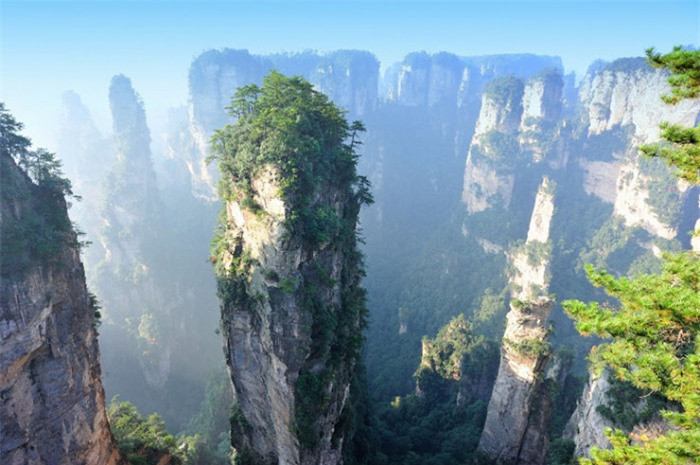 6. Công viên rừng quốc gia Trương Gia Giới, Trung Quốc: Cảnh quan thần thoại này thường được bao phủ trong sương mù và nằm ở tỉnh Hồ Nam, Trung Quốc. Những ngọn núi đá cao chót vót tạo nên một khu rừng kỳ lạ không giống bất kỳ nơi nào trên thế giới. Bạn có thể tham quan bằng thang máy gần đó để có cái nhìn toàn cảnh khu vực.