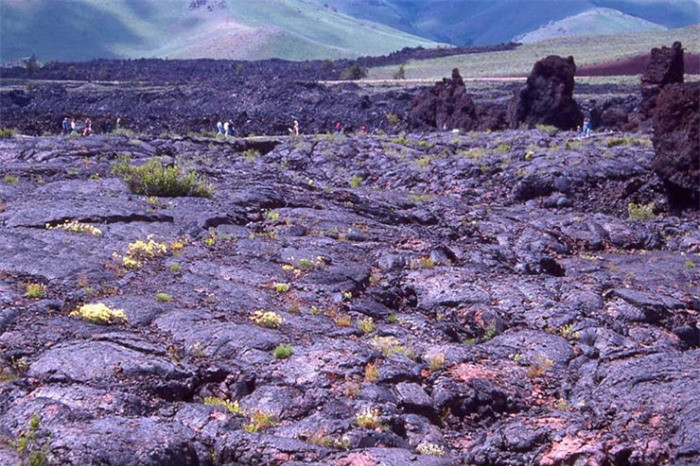 3. Khu bảo tồn và Đài tưởng niệm Quốc gia “Miệng núi lửa”, Idaho: Vùng đất rộng lớn với núi lửa và dòng dung nham cổ đại này mang tới khung cảnh rất kỳ lạ. Nó tạo nên một không gian giống như bị cô lập hoặc trên một hành tinh nào đấy.