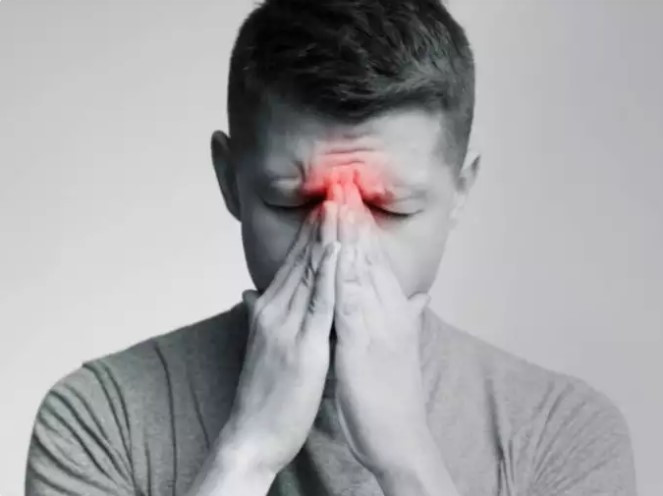 Biết cách quản lý căng thẳng: Căng thẳng mãn tính là tác nhân đáng kể gây ra chứng đau đầu và đau nửa đầu. Thực hiện các kỹ thuật giảm căng thẳng sẽ làm giảm các triệu chứng đau đầu một cách hiệu quả và ngăn ngừa chúng tái phát. Các bài tập như thở sâu, thiền, yoga và thư giãn cơ liên tục sẽ thúc đẩy thư giãn và giảm căng cơ, giảm bớt cảm giác khó chịu do đau đầu. Hoạt động thể chất thường xuyên, ngủ đủ giấc và thiết lập các ranh giới lành mạnh cũng giúp giảm thiểu mức độ căng thẳng, tăng cường khả năng phục hồi tổng thể trước các tác nhân gây đau đầu.