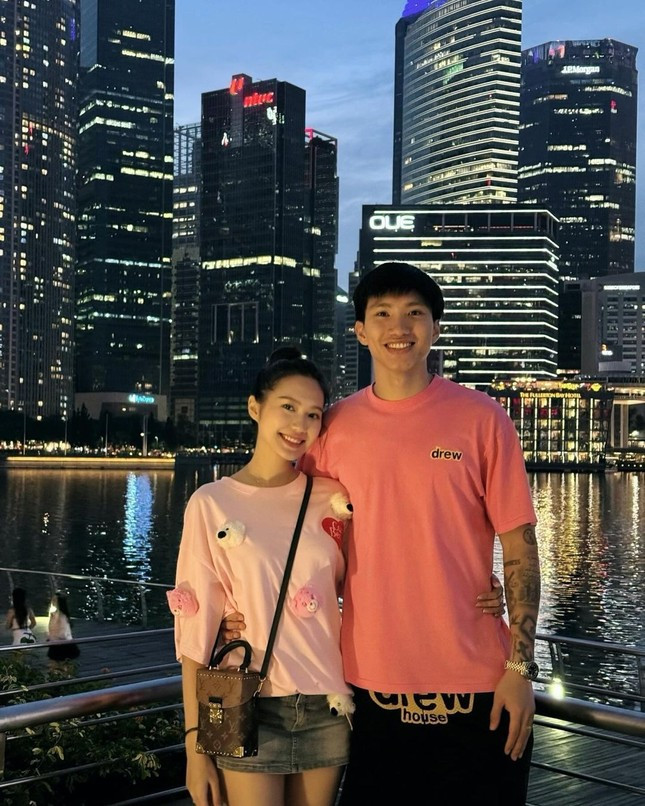 Thế nhưng sau khi kết hôn với Đoàn Văn Hậu, cô lại thay đổi hẳn phong cách ăn mặc. Thay cho những mẫu áo ôm sát khoe eo thì Doãn Hải My chuyển sang các mẫu áo rộng giản đơn, mang lại cho người mặc sự thoải mái.
