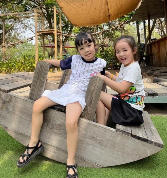 Trước đó, Cindy Lư cũng đã gửi lời cảm ơn tới Đạt G bởi sự quan tâm, chăm sóc của anh: "Cảm ơn vì đã âm thầm đồng hành cùng em nuôi dạy, chăm sóc, lo lắng cho tụi nhỏ từ chuyện ăn uống, đến học hành suốt 3 năm nay. Và cảm ơn vì đã luôn theo đúng chủ nghĩa để trẻ thơ đầy đủ tình thương khi lớn lên".