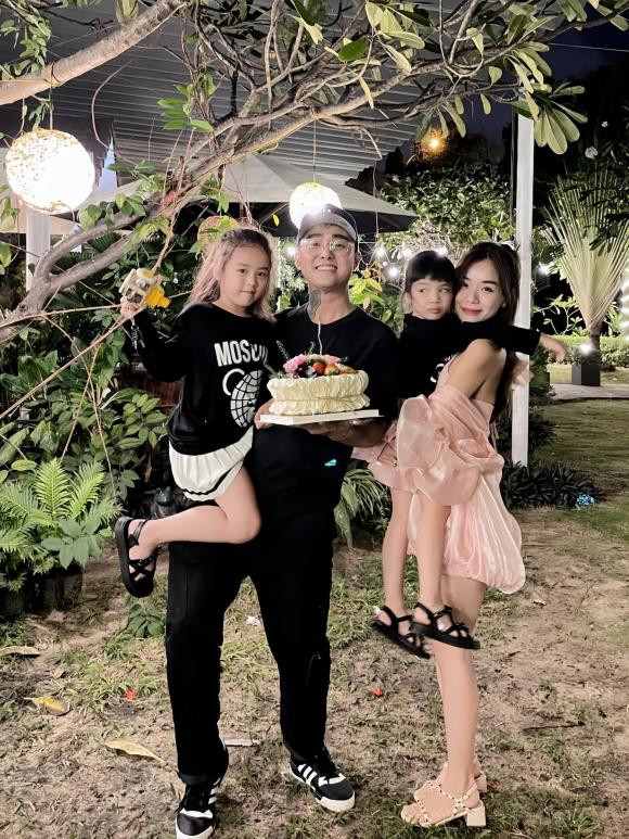 Về phía Đạt G, anh cũng từng hạnh phúc cho biết: "Ba chúc mừng sinh nhật các con và mẹ. Ba luôn phía sau và đồng hành cùng 3 đứa con gái của ba. Chuyện gì xảy ra không quan trọng, quan trọng là sống vui, sống khỏe".