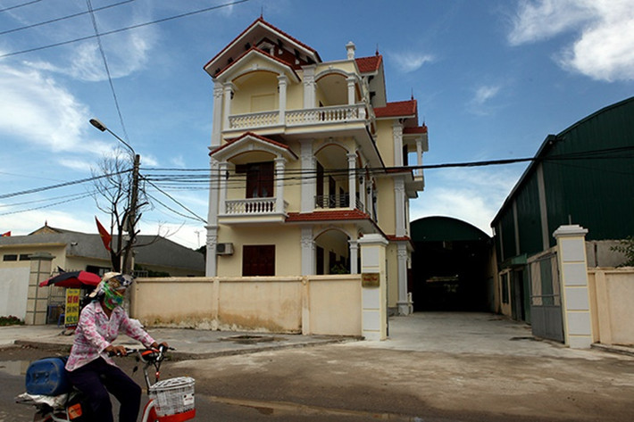 Tại ngôi làng này nhà cửa khang trang đặc biệt có nhiều biệt thự đồ sộ.